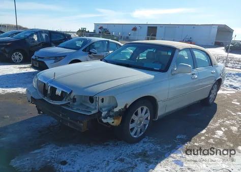 2004 Lincoln Town Car Ultimate z USA, uszkodzony, nr VIN 1LNHM83W14Y688664